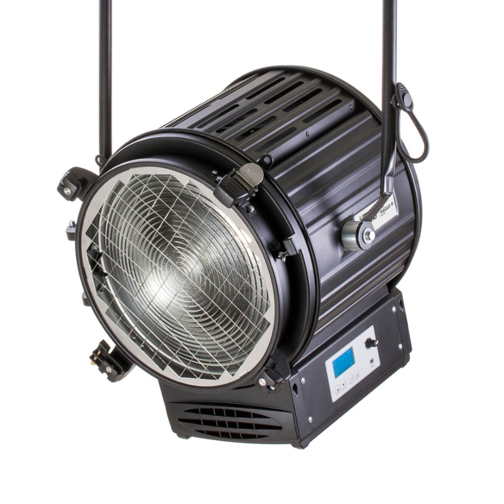 Litepanels Studio X7 Tungsten 360W LED Fresnel, includes: LED Fresnel, pole operated yoke with junior pin, 4 leaf barndoor, gel frame, EU power cable